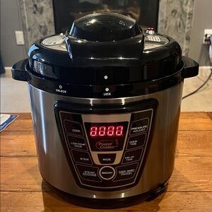 Power Cooker 8 in 1 Digital Pressure Cooker. 6 quart. New/clean/no use